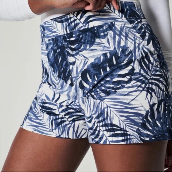 SPANX Pants - NWOT Spanx On-the-Go Tropical Print Shorts “4 in Navy Blue White size L